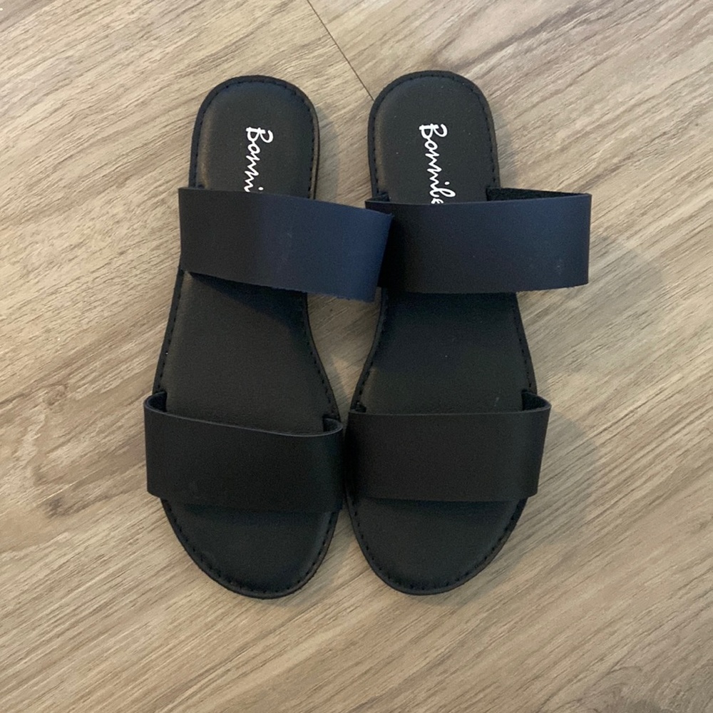 Flat strap sandal size 6